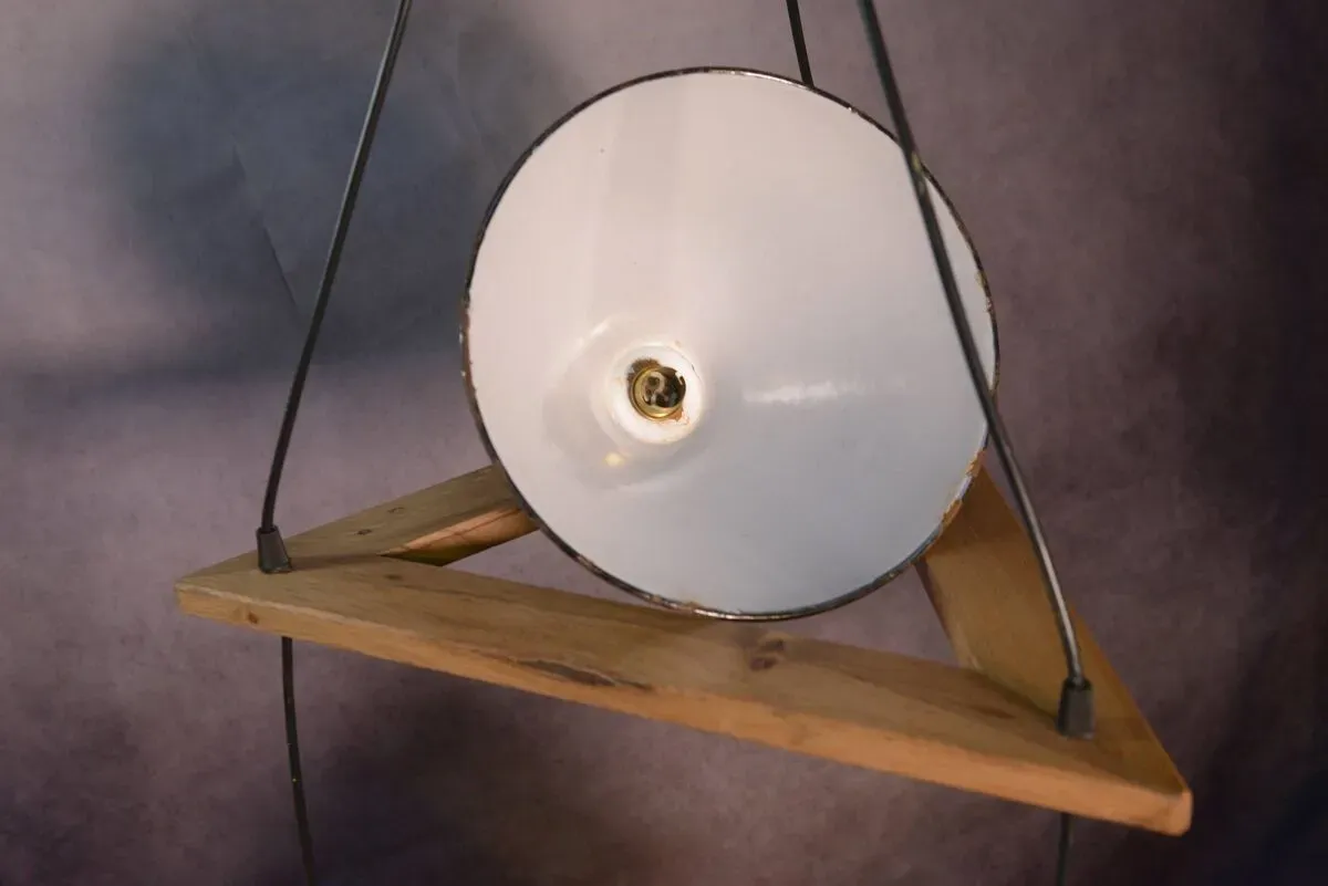 Illustration numéro 2 du produit Suspension industrielle design support en chêne avec 3 cloches en métal