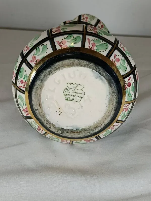 Illustration numéro 2 du produit Aiguière ancienne en faïence décor floral – XIXe siècle