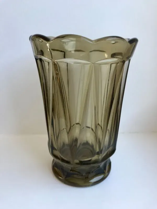 Illustration numéro 2 du produit Vase en verre fumé années 60-70