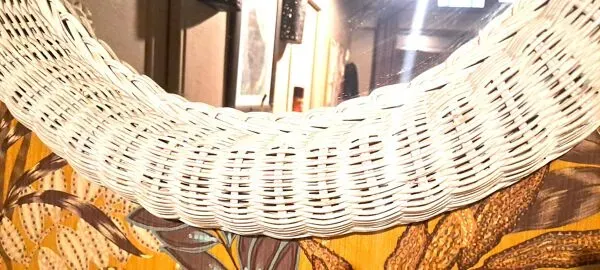 Illustration numéro 2 du produit Miroir rotin blanc 1970 France objet décoration entrée Chambre grand Miroir