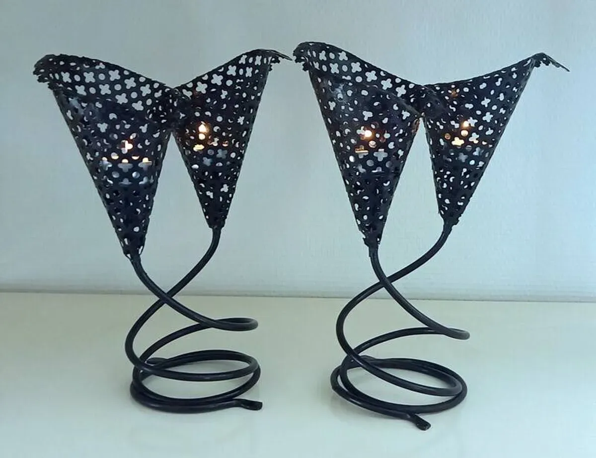 Illustration numéro 2 du produit Paire de bougeoirs doubles en tôle perforée