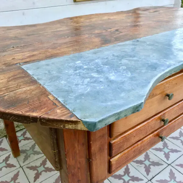 Illustration numéro 2 du produit Table de Joaillier