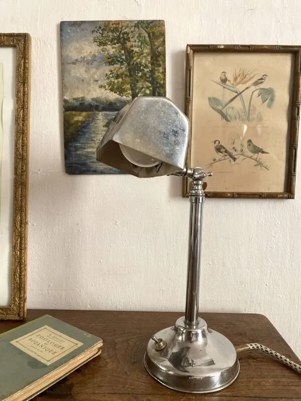 Illustration numéro 2 du produit Lampe de bureau chromée  style industriel Art Déco – lampe atelier