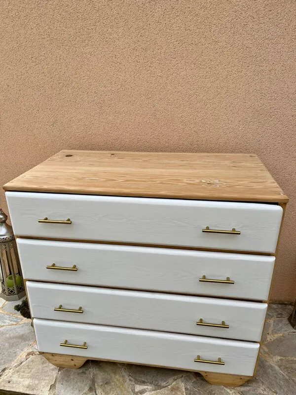 Illustration numéro 2 du produit Commode XXL vintage en sapin massif relookée blanc et bois