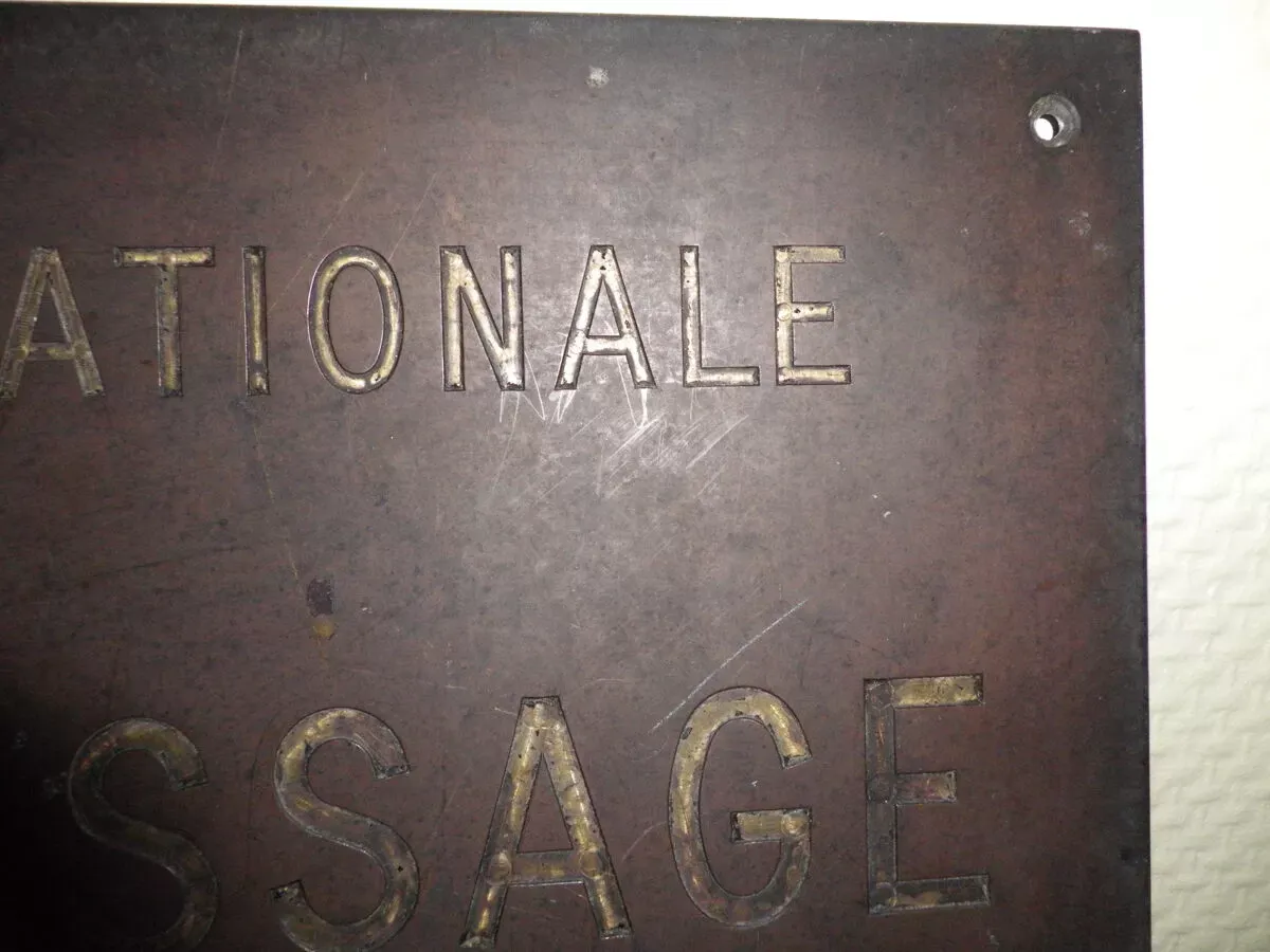 Illustration numéro 2 du produit Plaque en laiton du Ministère de l'Education Nationale des années 1950