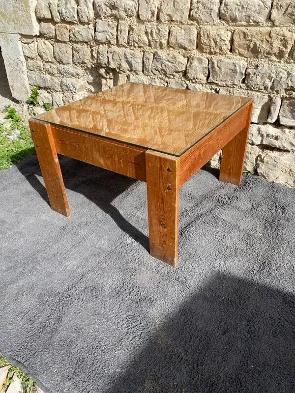 Illustration numéro 2 du produit Table basse en bois de pin