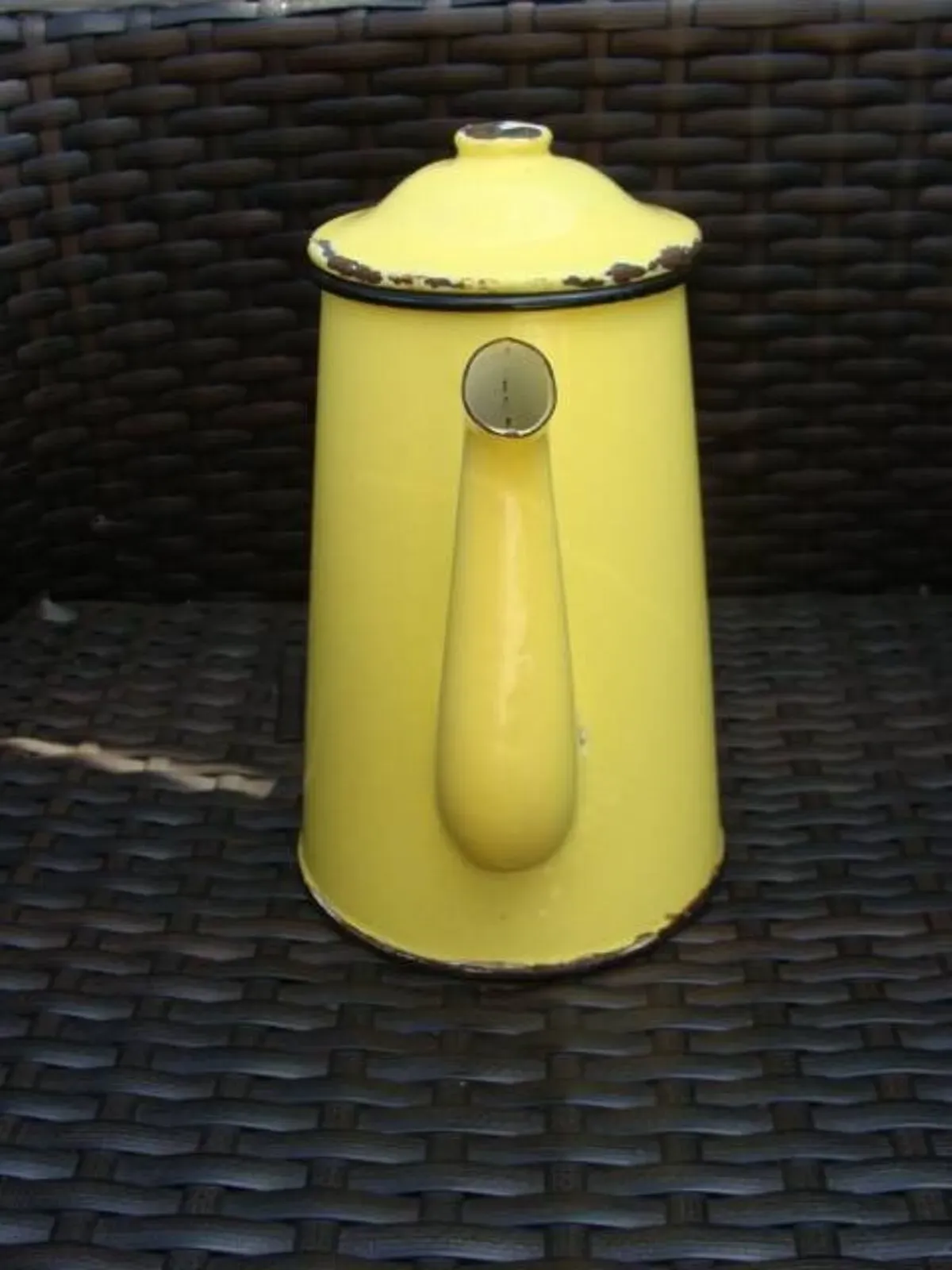 Illustration numéro 2 du produit Cafetière émaillée ancienne