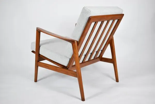 Illustration numéro 2 du produit Fauteuil original restauré, tissu gris clair, années 1960, usine de meubles Swarzedzka