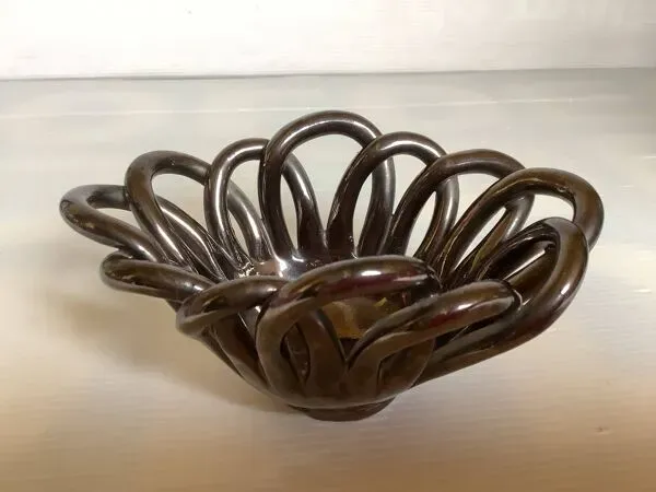 Illustration numéro 2 du produit Vide poche baguier céramique tressée noire irisée