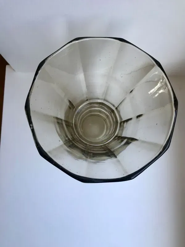 Illustration numéro 2 du produit Vase en verre fumé moulé et soufflé made in belgium années 60-70