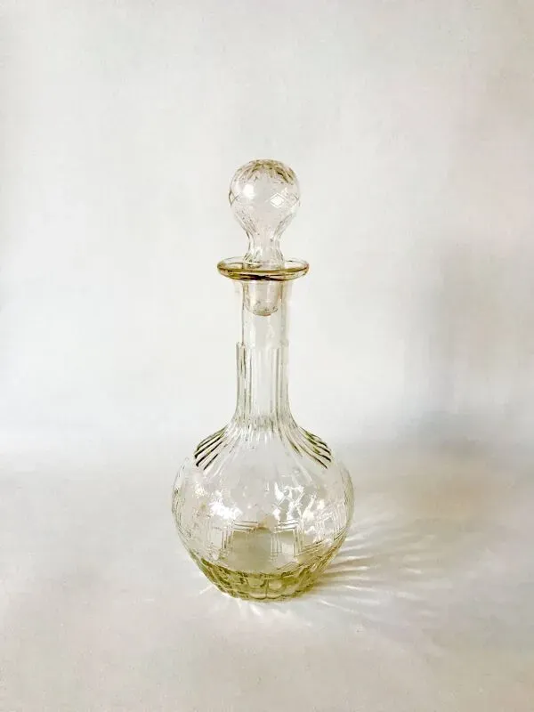 Illustration numéro 2 du produit carafe à vin en verre gravé bouchon rond années 50