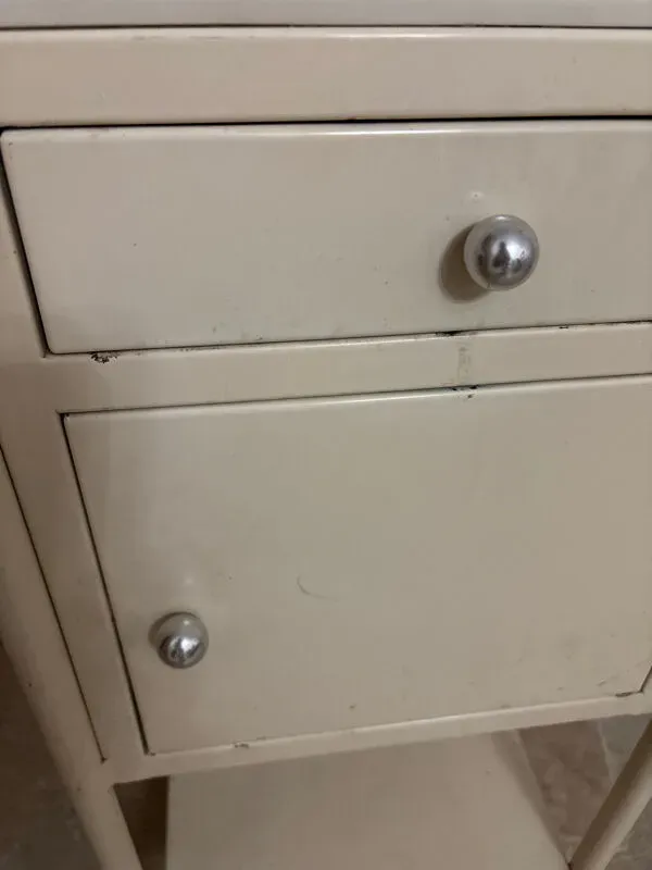 Illustration numéro 2 du produit Table de nuit