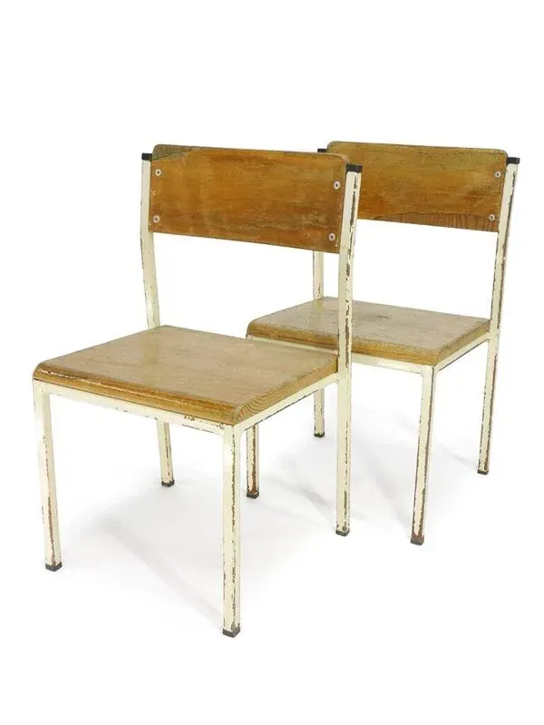 Illustration numéro 2 du produit Paire de chaises d'école