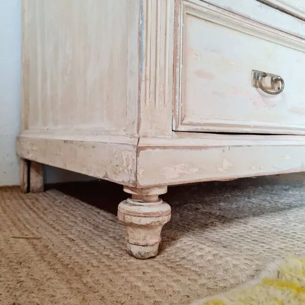 Illustration numéro 2 du produit Meuble de métier, de mercerie - commode haute patinée