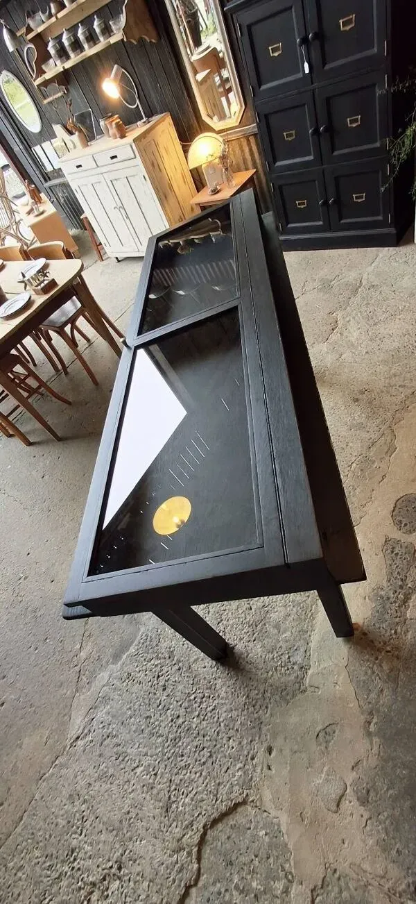 Illustration numéro 2 du produit Vitrine ancienne sur pieds