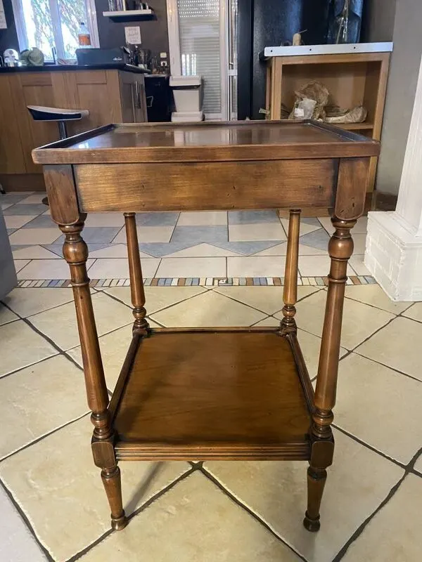 Illustration numéro 2 du produit Table d'appoint de style Louis Philippe en bois patiné