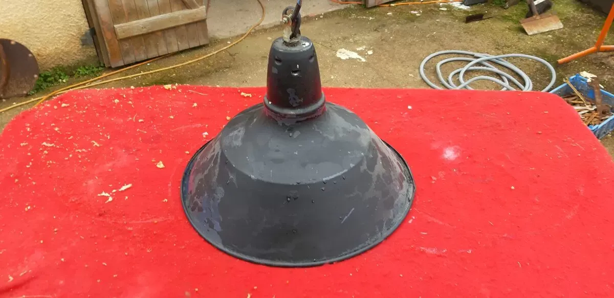 Illustration numéro 2 du produit Suspension industrielle en tole émaillée