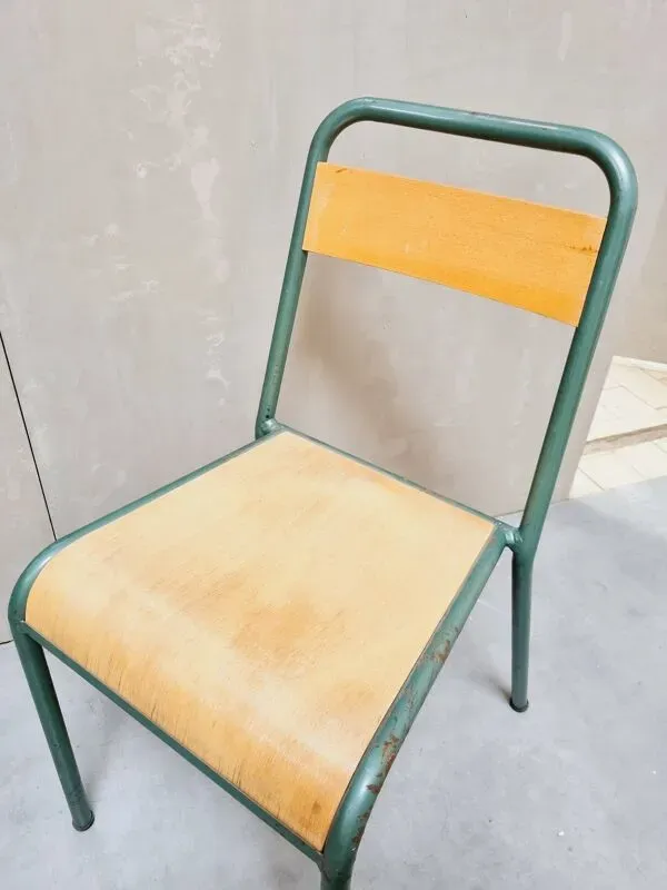 Illustration numéro 2 du produit Chaise d'écolier en métal vintage