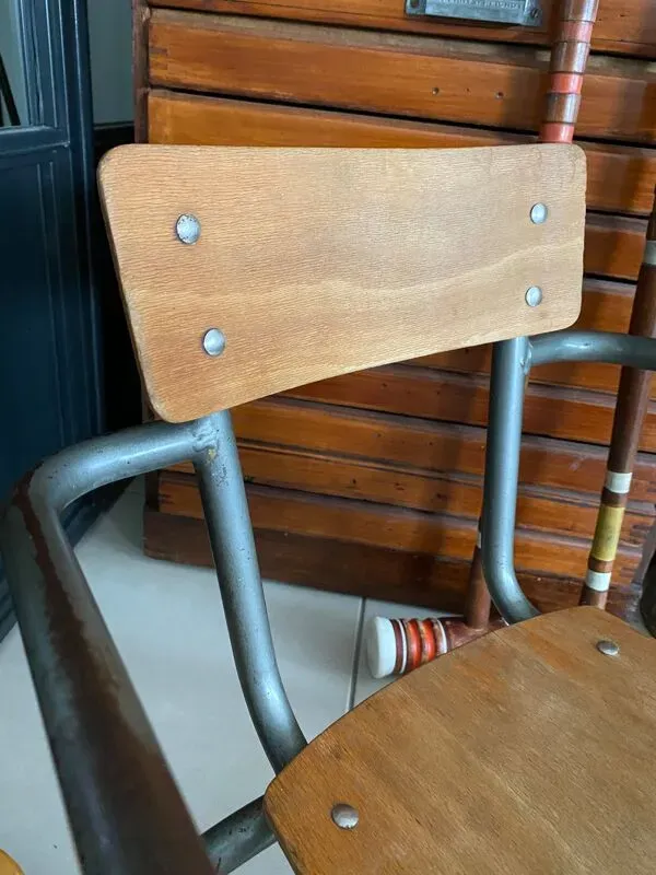 Illustration numéro 2 du produit Ancienne chaise d'école Mullca avec accoudoirs