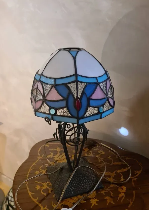 Illustration numéro 2 du produit lampe fer forgé ancienne ,1900 a 30 avec abat jour verre vitrail soudé plom