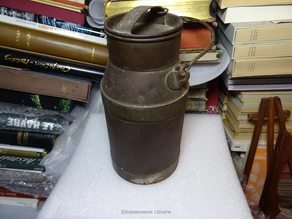 Illustration numéro 2 du produit Bidon à lait en fer apprenti compagnon XXe siècle