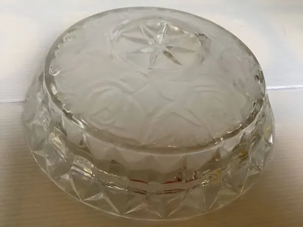 Illustration numéro 2 du produit Grand vide poche cendrier verre dépoli fleurs