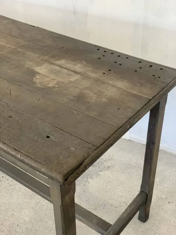 Illustration numéro 2 du produit Table haute d'atelier aéronautique