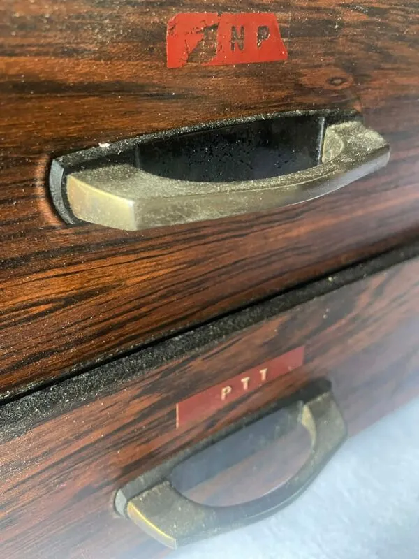 Illustration numéro 2 du produit Meuble de métier à casiers et tiroirs