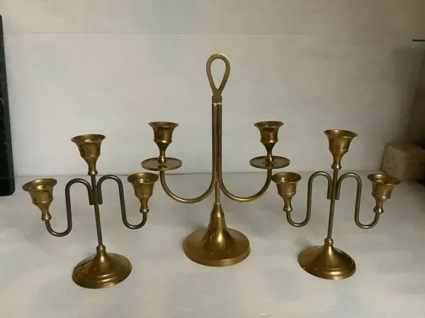 Illustration numéro 2 du produit Trio de chandeliers bougeoirs en laiton pieds tulipes