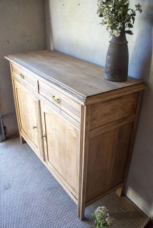 Illustration numéro 2 du produit Grand buffet vintage en chêne