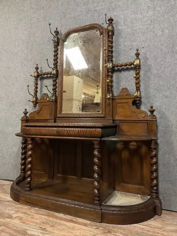 Illustration numéro 2 du produit Vestiaire porte manteaux de château style Renaissance en chêne vers 1850