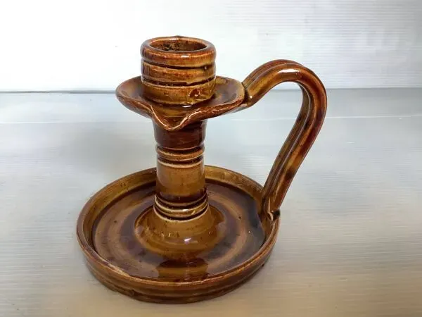 Illustration numéro 2 du produit Bougeoir en céramique marron ocre