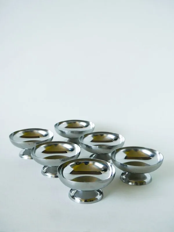 Illustration numéro 2 du produit Lot de 6 coupes à glace en inox, pieds large, Design, 1970 - 4.2 X 9 cm