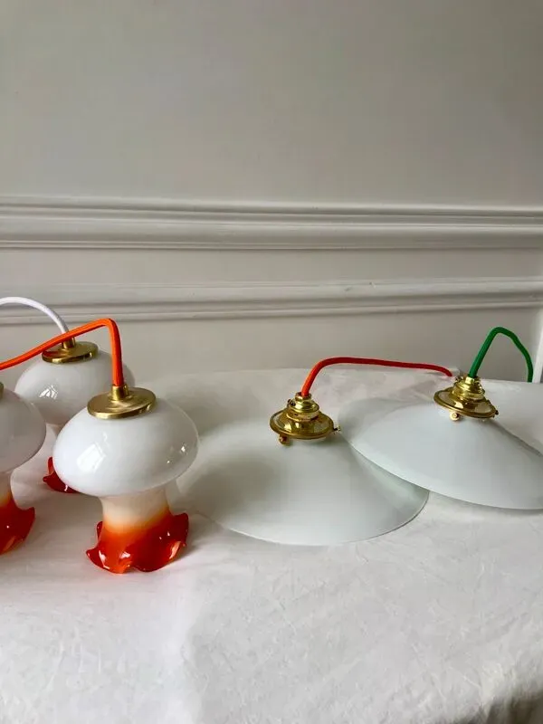 Illustration numéro 2 du produit Ensemble de 4 suspensions tulipes en opaline orange dégradé fil orange et blanc années 70