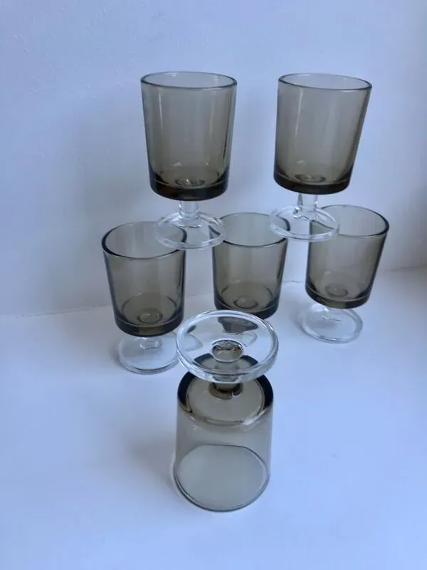 Illustration numéro 2 du produit Lot de 5 verres à liqueur en verre fumé design années 70