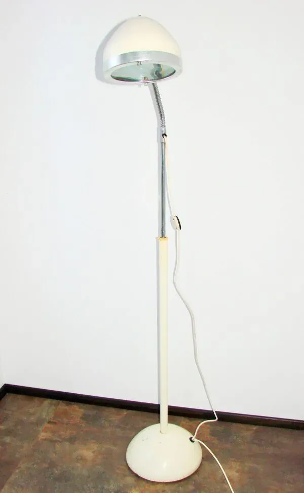 Illustration numéro 2 du produit Lampadaire style loft en métal, années 1970