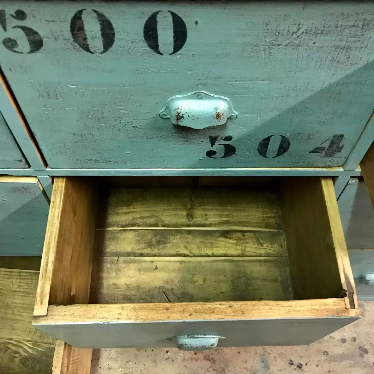 Illustration numéro 2 du produit Meuble de metier enfilade a tiroirs en bois restauré