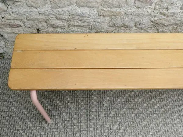 Illustration numéro 2 du produit Banc d'école en bois et métal des années 80