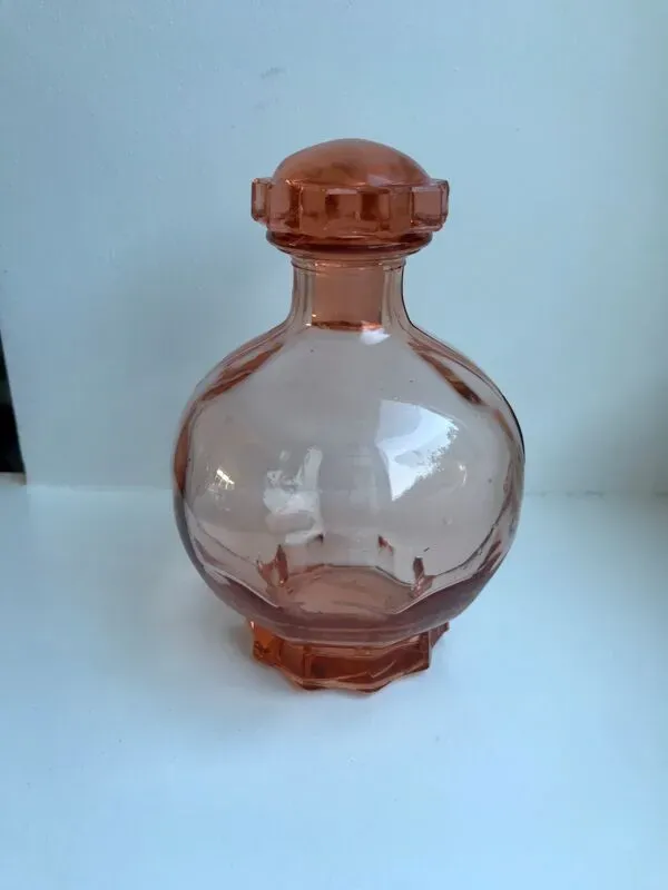 Illustration numéro 2 du produit Carafe en verre rose art déco années 40