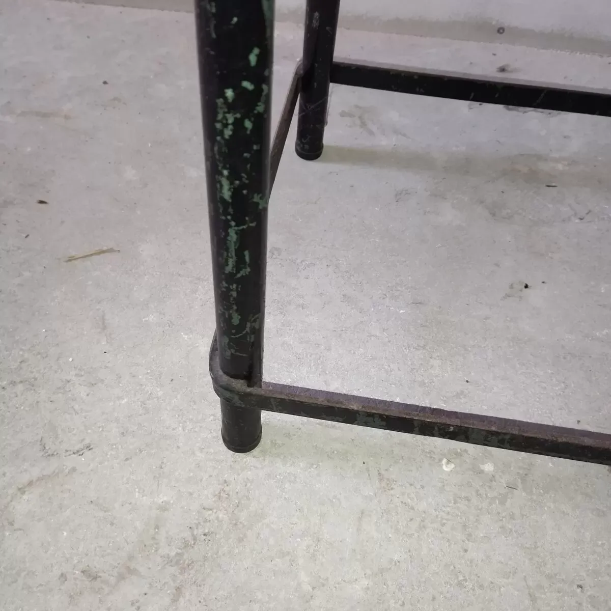 Illustration numéro 2 du produit Tabouret industriel années 60