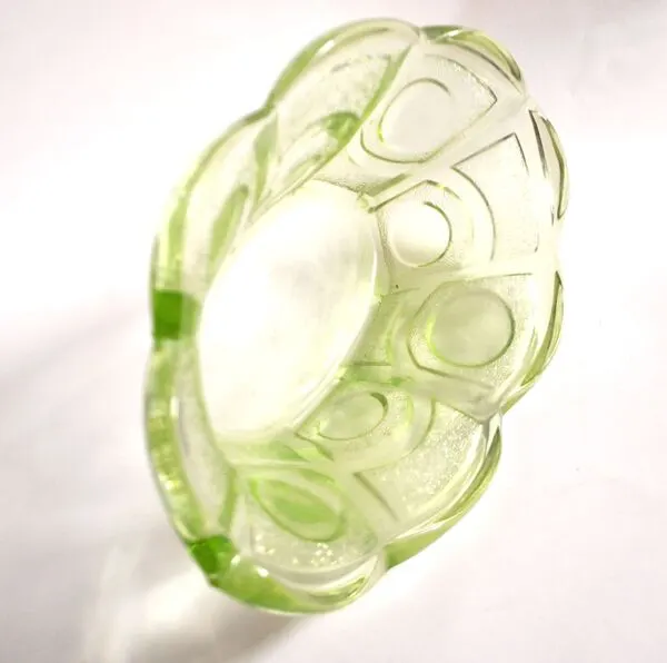 Illustration numéro 2 du produit Coupe ovale art déco corbeille en verre vert – décor moulé géométrique 1920-1930