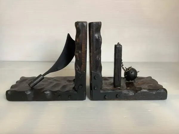 Illustration numéro 2 du produit Paire de serre livres en bois noir