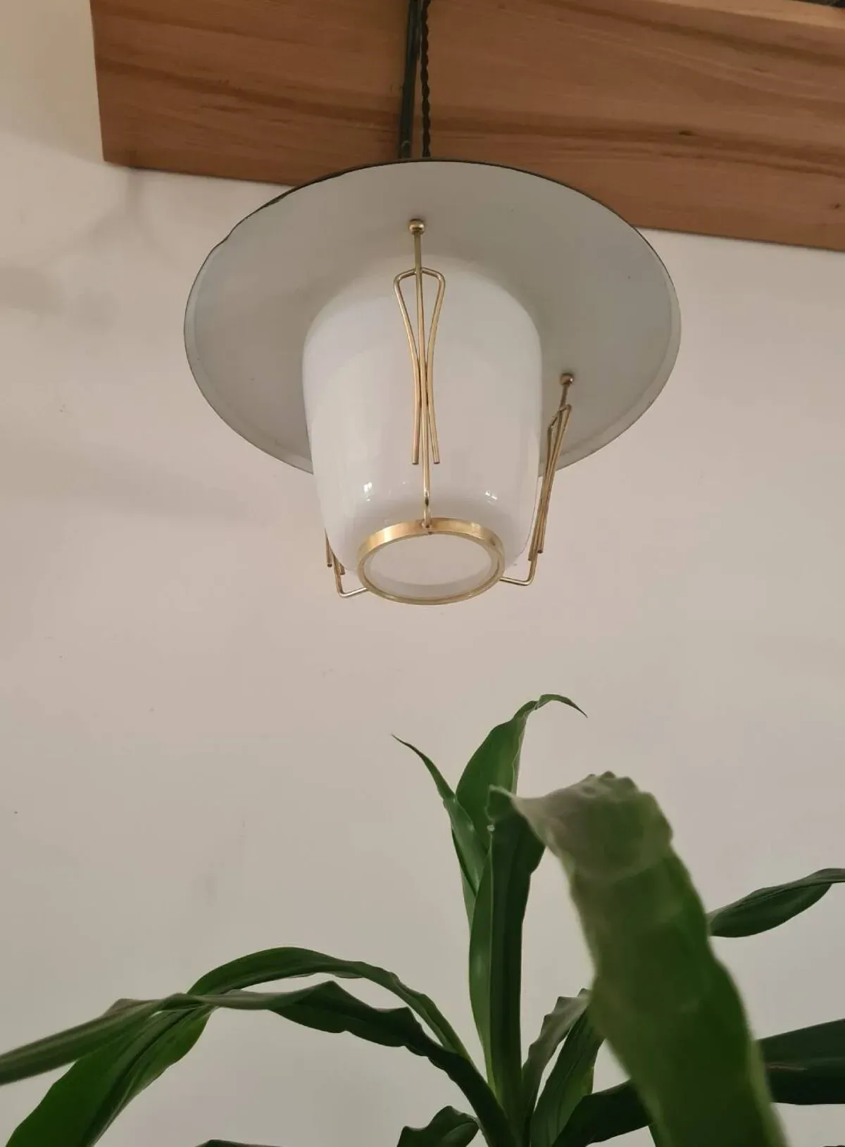 Illustration numéro 2 du produit Suspension vintage tôle laiton verre opalin