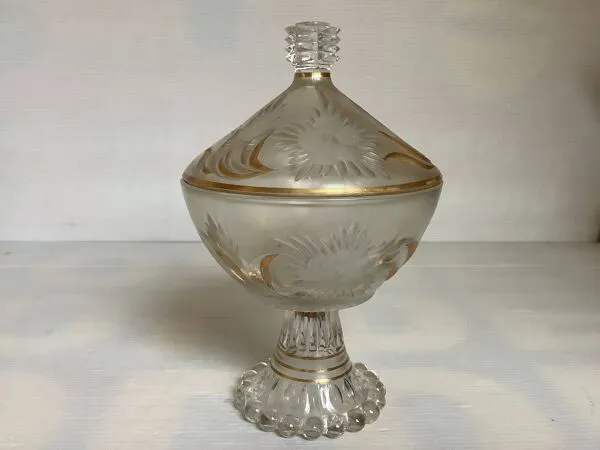 Illustration numéro 2 du produit Bonbonnière base perlée et dorée