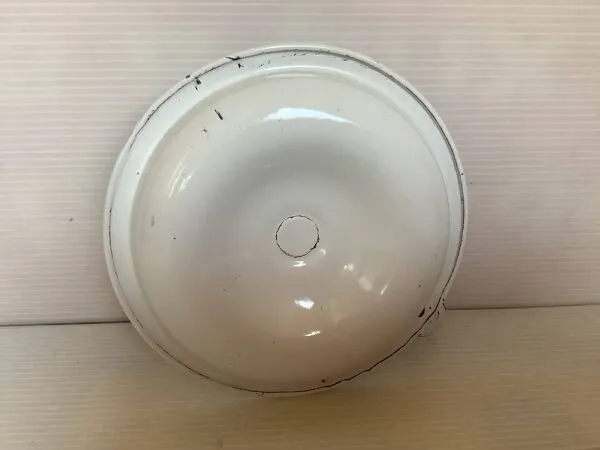 Illustration numéro 2 du produit Bougeoir rat de cave en tôle émaillée