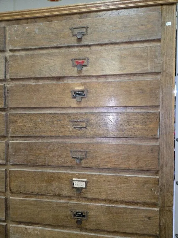 Illustration numéro 2 du produit Grand meuble de métier à tiroirs – ancien meuble d’atelier / quincaillerie / N°2