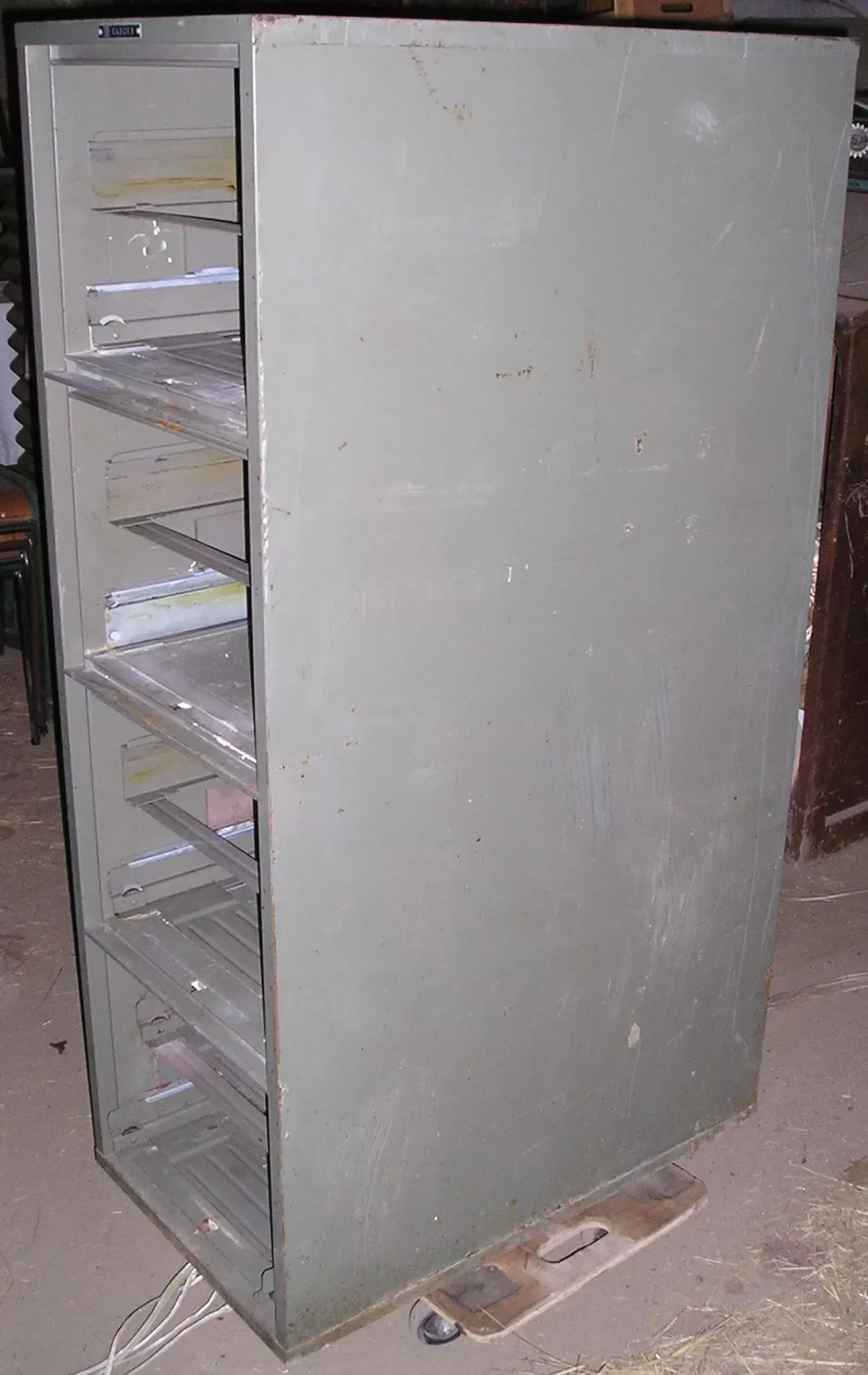 Illustration numéro 2 du produit Meuble métal indus kardex à 4 tiroirs + 4 tiroirs intérieurs