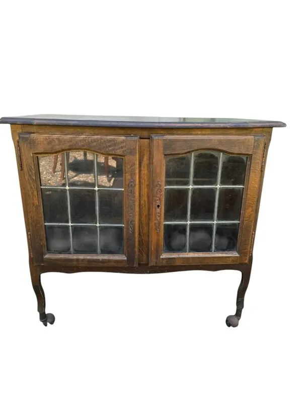 Illustration numéro 2 du produit Petit buffet vitré Art nouveau en chêne et verre plombé