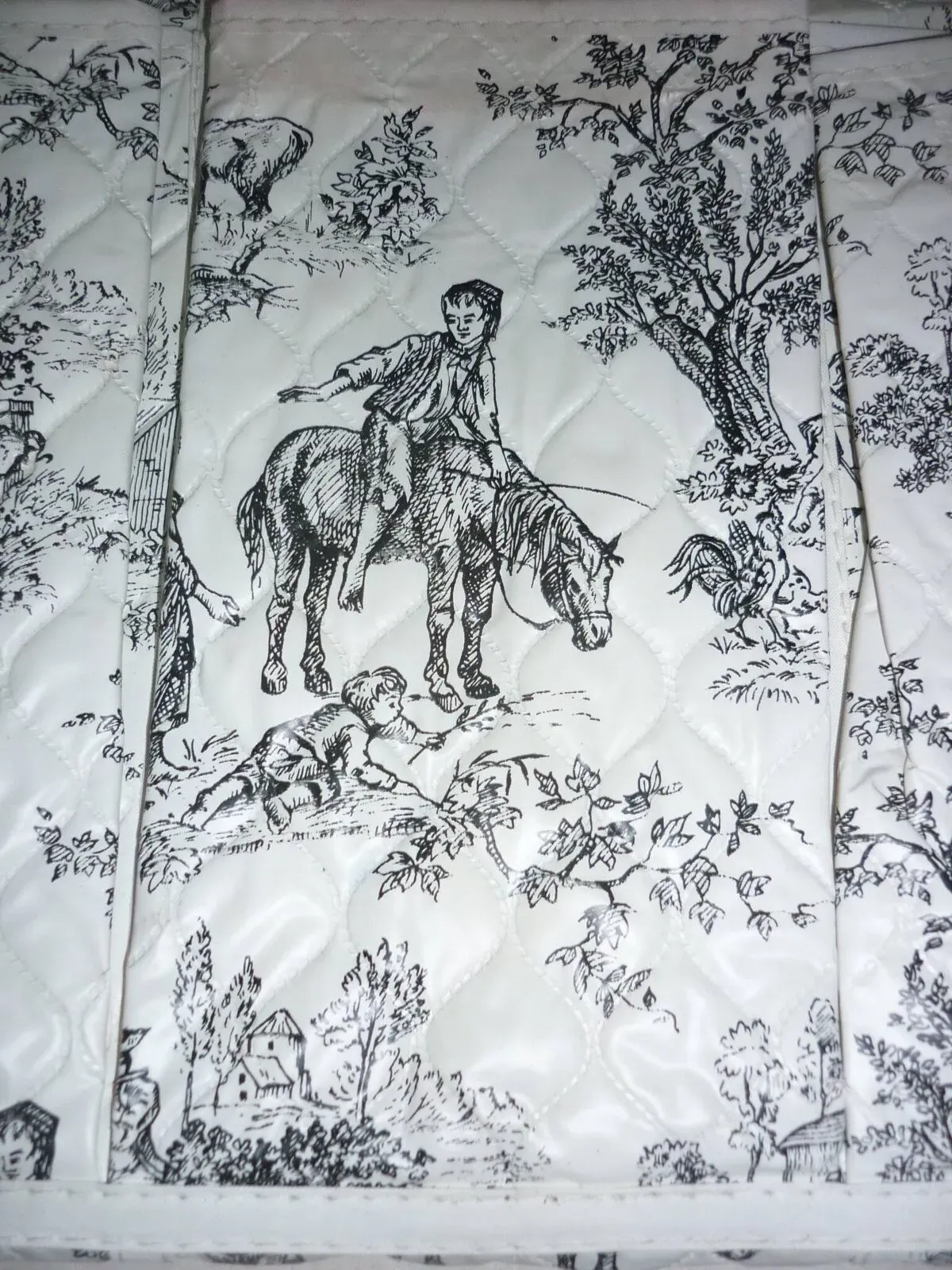 Illustration numéro 2 du produit Rangement mural à soufflets