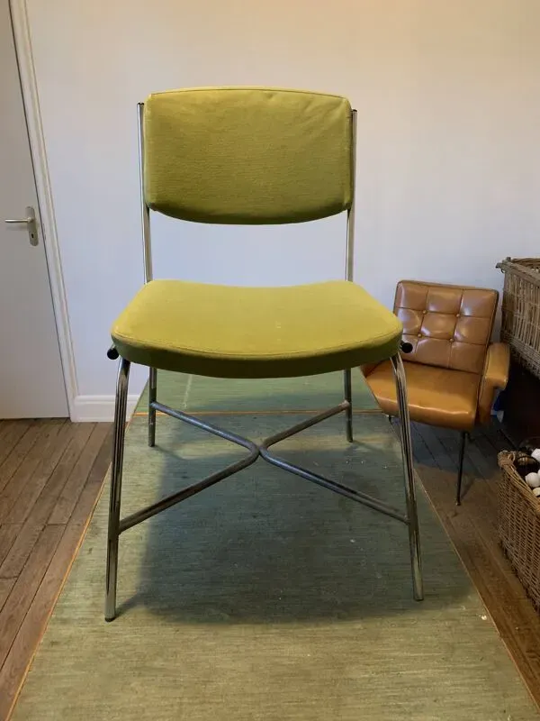 Illustration numéro 2 du produit 5 chaises 1 fauteuil 1970  structure chrome assise tissu vert style indus